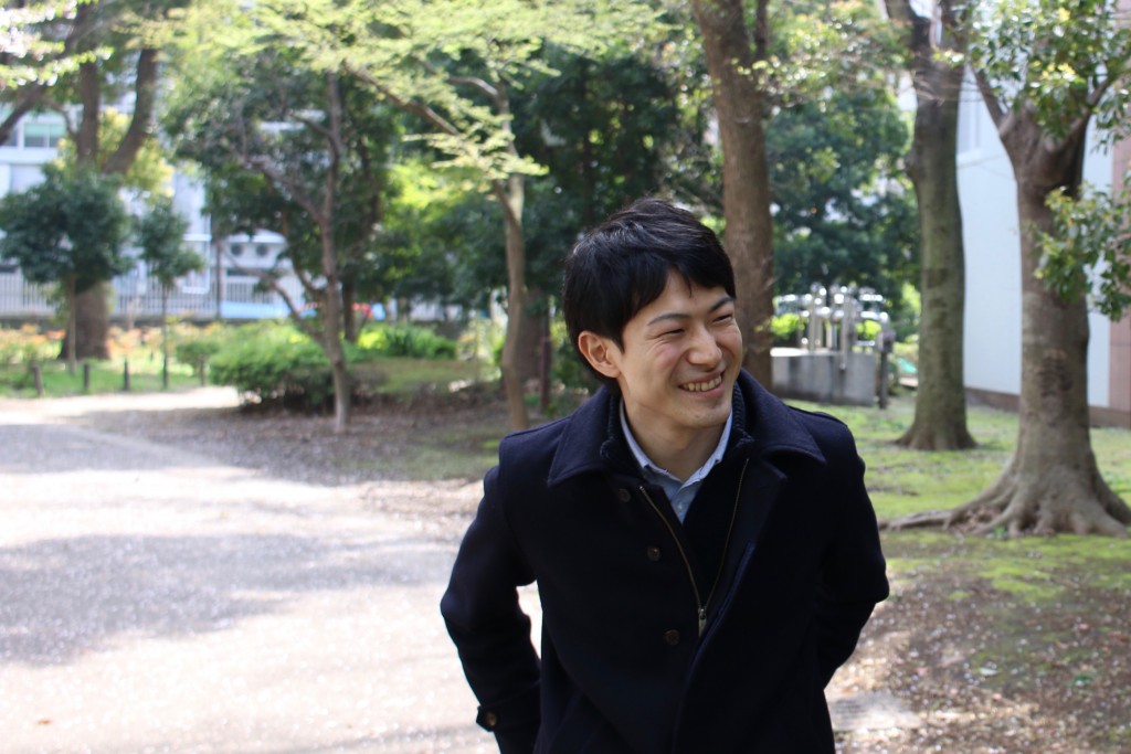 並木道を歩く扇くん